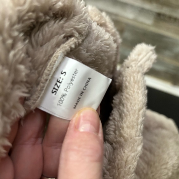 NWOT cozy button up crop jacket. Size small tan in color - Picture 2 of 3